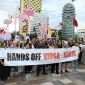 «Η Αλβανία δεν πωλείται»: Νέες κινητοποιήσεις κατά Ράμα και Κούσνερ – Γιατί διαδηλώνουν με «φλαμίνγκο»