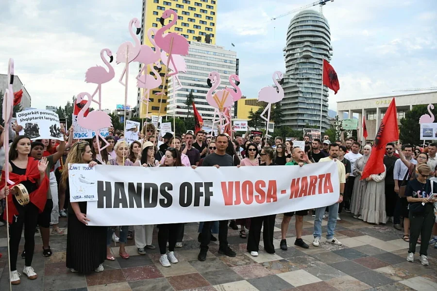 «Η Αλβανία δεν πωλείται»: Νέες κινητοποιήσεις κατά Ράμα και Κούσνερ – Γιατί διαδηλώνουν με «φλαμίνγκο»