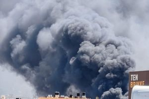 Πώς οι σπίθες έγιναν τεράστιες φλόγες στον Άγ. Ιωάννη Χωστό: “Ύποπτες” οι θερμές εργασίες στη μία από τις δύο επιχειρήσεις