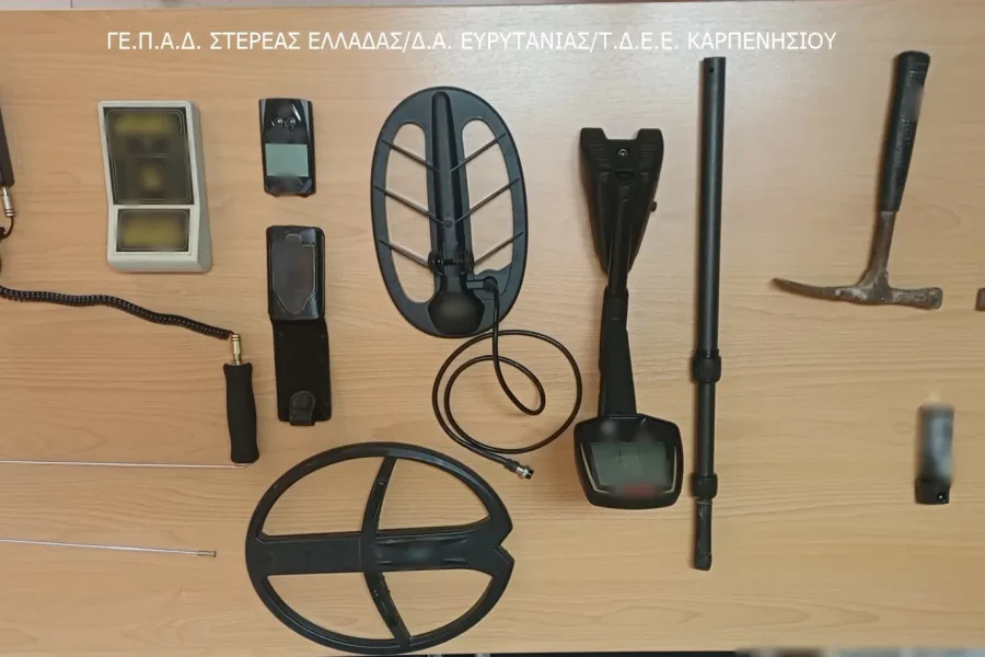 Οι “Ιντιάνα Τζόουνς” της Ευρυτανίας στα χέρια της ΕΛ.ΑΣ. – Συλλήψεις “λαβράκι” για παράνομη ανασκαφή με high- tech εξοπλισμό