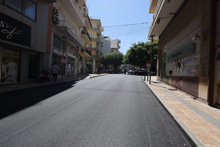 Εργασίες ανύψωσης φρεατίων στη συμβολή των οδών Αγίου Μηνά και Καλοκαιρινού