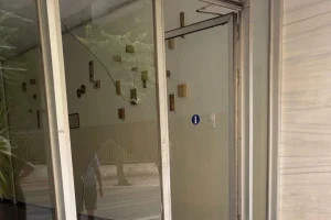 Σοβαρό περιστατικό βίας στο Αγρίνιο: Άγρια επίθεση σε γυναίκα από τον σύντροφό της, της χτύπησε το κεφάλι της σε τζάμι