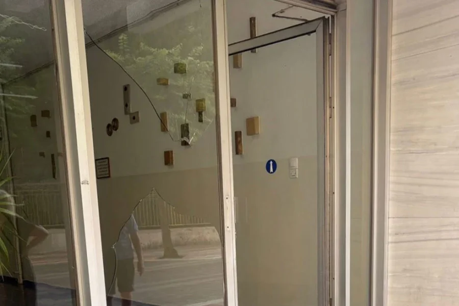 Σοβαρό περιστατικό βίας στο Αγρίνιο: Άγρια επίθεση σε γυναίκα από τον σύντροφό της, της χτύπησε το κεφάλι της σε τζάμι