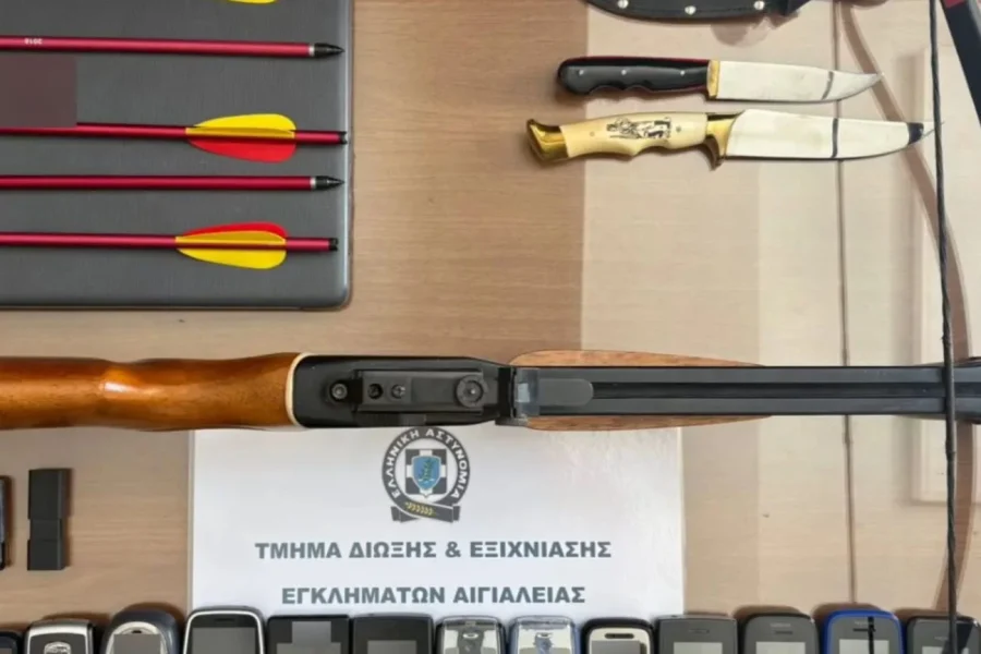 Αίγιο: Η ανακοίνωση της ΕΛΑΣ για την σύλληψη του Τζέιμς Δαλαμάγκα – Είχε στο σπίτι του βαλλίστρα και 13 κινητά