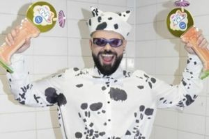 Akylas: Ποζάρει με τα βραβεία του από τα MAD VMA – «Μη σταματάτε ποτέ»