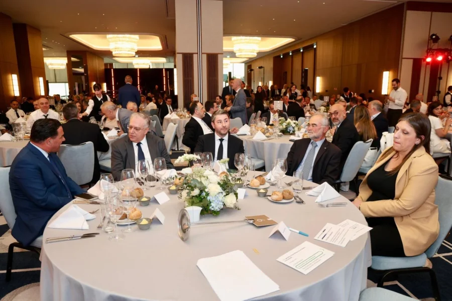 Το τραπέζι της αμηχανίας: Έβαλαν Ανδρουλάκη, Γεωργιάδη και Κωνσταντοπούλου να καθίσουν μαζί