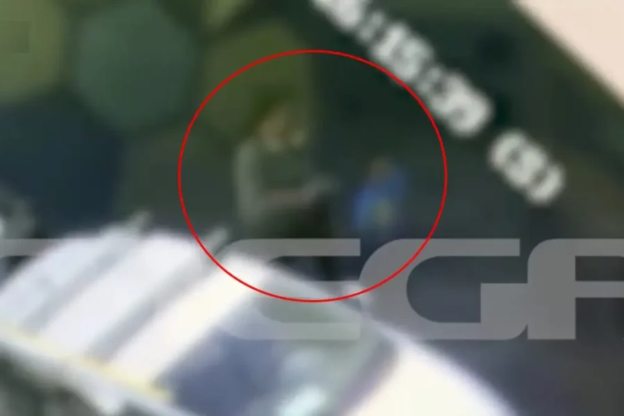 Σοκαριστικό video – Μητέρα χαστουκίζει παιδί τόσο δυνατά που πέφτει κάτω