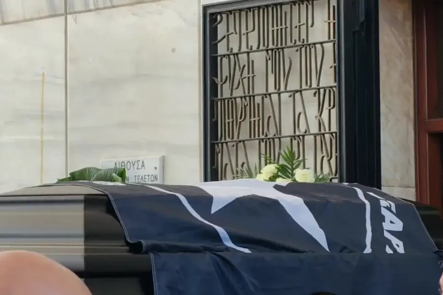 Κηδεία Ανδρέα Μαζαράκη: Τυλιγμένο με τη σημαία του Αστέρα Εξαρχείων το φέρετρο – Η χειραψία του Άδωνι Γεωργιάδη με τον Αλέξη Τσίπρα