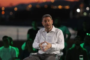 ΠΑΣΟΚ: Ο Ανδρουλάκης συζητά με τη νεολαία στα Λιπάσματα Δραπετσώνας