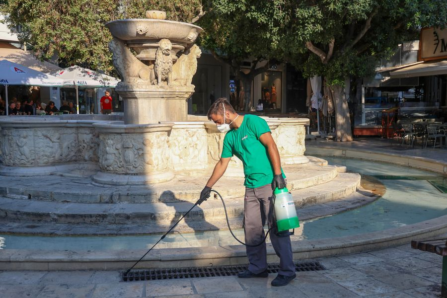 «Πολιορκείται» από ιπτάμενες κατσαρίδες το Ηράκλειο: Σε καθημερινή βάση οι εργασίες απεντόμωσης και απολύμανσης