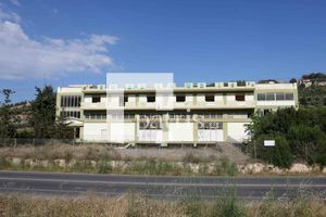 Αποθήκες Σκουλούδη: Χωρίς κυκλοφοριακή σύνδεση και αποχέτευση το κτήριο για τη δομή μεταναστών στους Αθανάτους – Τι κατέγραψε η Πολεοδομία