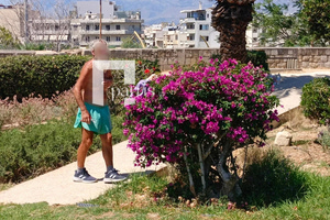 Ένας άστεγος και ημίγυμνος – φόβητρο στον τάφο του Καζαντζάκη – Τρομάζουν οι επισκέπτες και εκείνος ζει δραματικά!