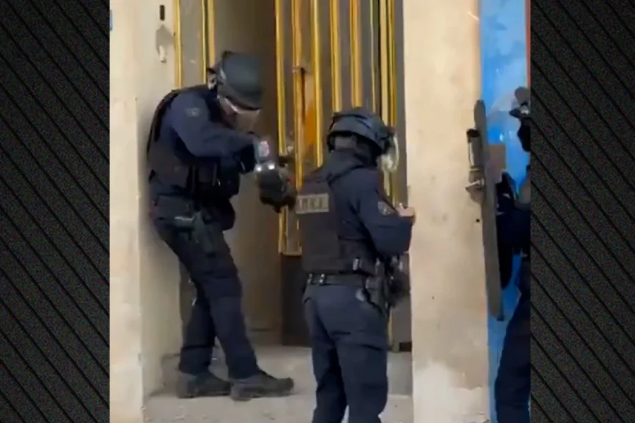 (ΒΙΝΤΕΟ) Καρέ καρέ η έφοδος της ΕΛΑΣ για εξάρθρωση συμμορίας που διακινούσε ναρκωτικά