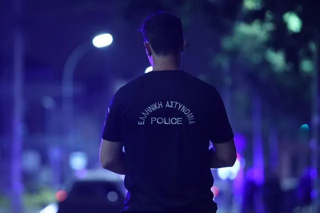 Συνελήφθη αξιωματικός του Α.Τ. Ασπροπύργου γιατί άσκησε βία σε κρατούμενο