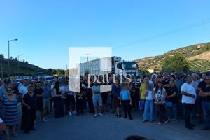 Στους δρόμους ξανά οι κάτοικοι των Αθανάτων που αντιδρούν για τη δομή μεταναστών