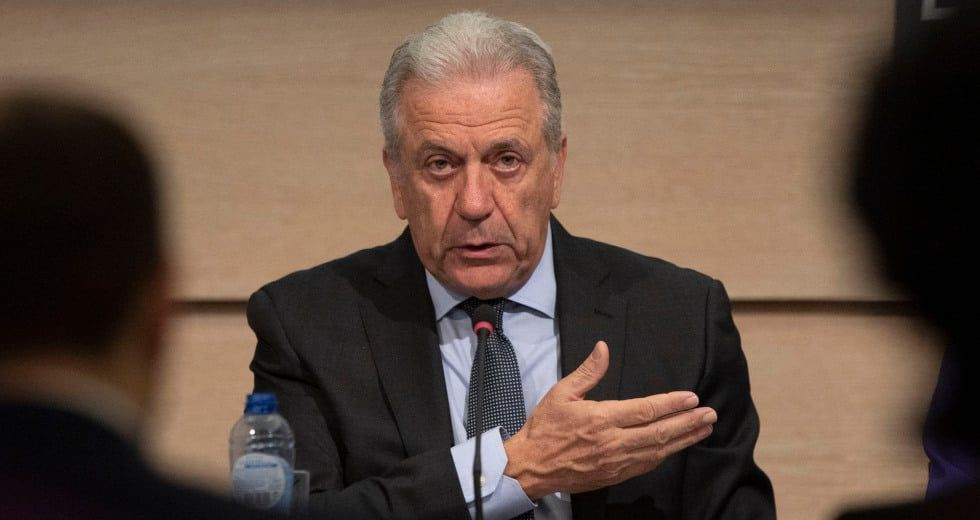 Ένταλμα σύλληψης σε βάρος Αβραμόπουλου για το Qatargate: Το ταξίδι που «καίει» τον πρώην Επίτροπο και οι εξηγήσεις που δεν έδωσε