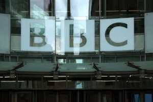 Το BBC θα καταργήσει 550 θέσεις εργασίας έως τον Μάρτιο του 2027