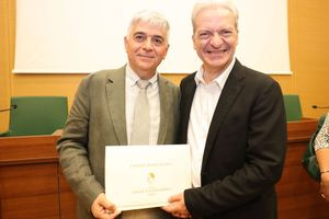 Απονεμήθηκε το Βραβείο «Νίκος Καζαντζάκης» 2025 του Δήμου Ηρακλείου στον καθηγητή Νεοελληνικής Φιλολογίας του ΕΚΠΑ Στέφανο Κακλαμάνη (video)