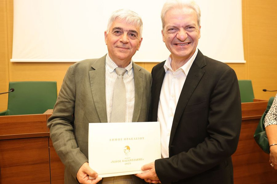 Απονεμήθηκε το Βραβείο «Νίκος Καζαντζάκης» 2025 του Δήμου Ηρακλείου στον καθηγητή Νεοελληνικής Φιλολογίας του ΕΚΠΑ Στέφανο Κακλαμάνη (video)