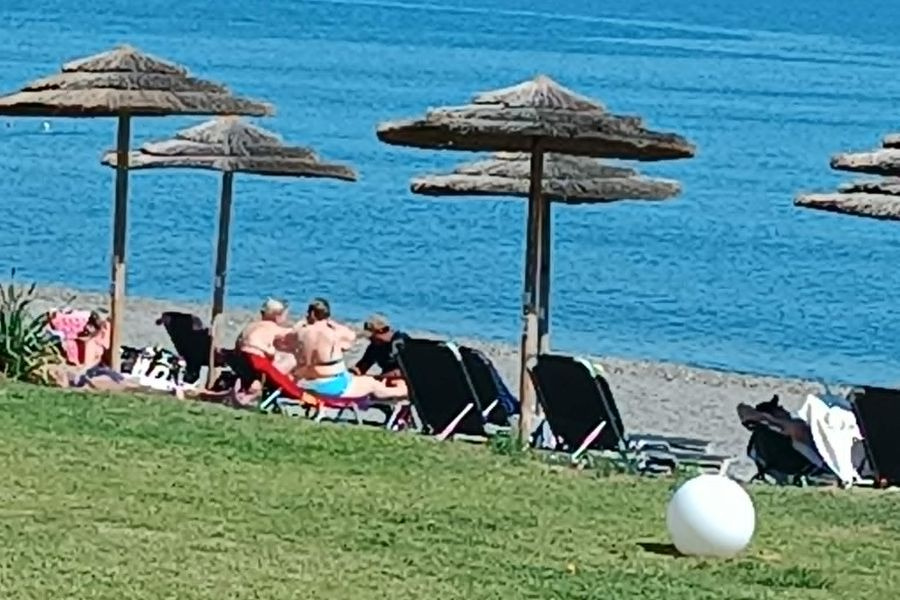 Φρούτα, λουκουμάδες, μασάζ και… κανένας έλεγχος; Το παρεμπόριο «ανθίζει» στον Πλατανιά Χανίων (φωτογραφίες)