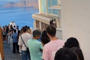 Σαντορίνη: Απίστευτη ουρά δεκάδων τουριστών για μια φωτογραφία με το διάσημο τοπίο