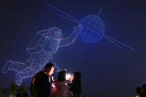 Εντυπωσιακό θέαμα με 6.000 drones να φωτίζουν τον ουρανό της Κίνας, δείτε βίντεο