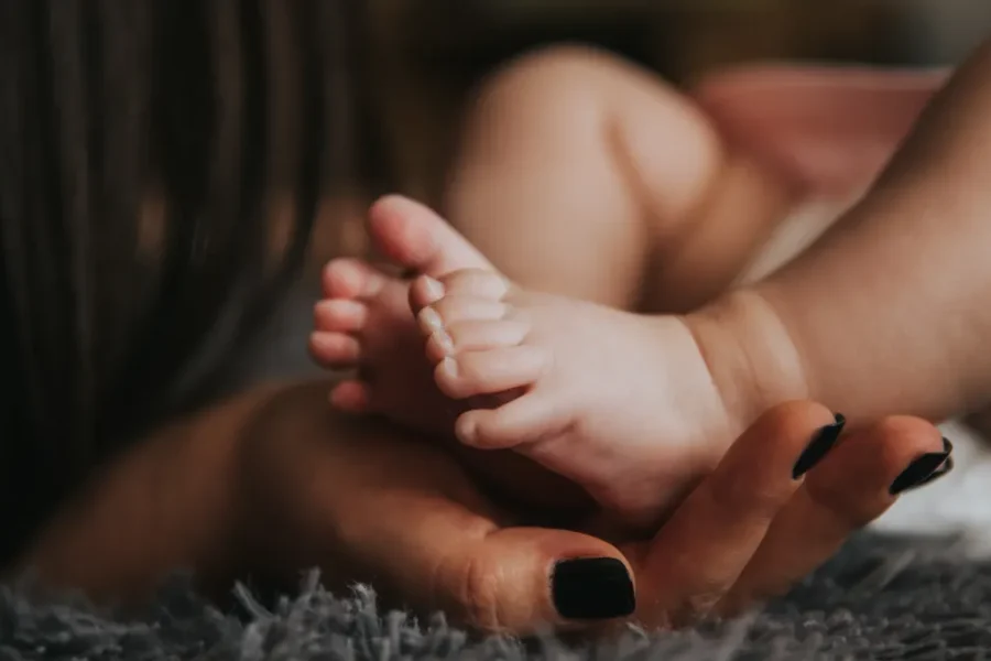 «Νταντάδες της γειτονιάς»: Σήμερα το μεσημέρι ανοίγει η πλατφόρμα για γονείς, τα κριτήρια
