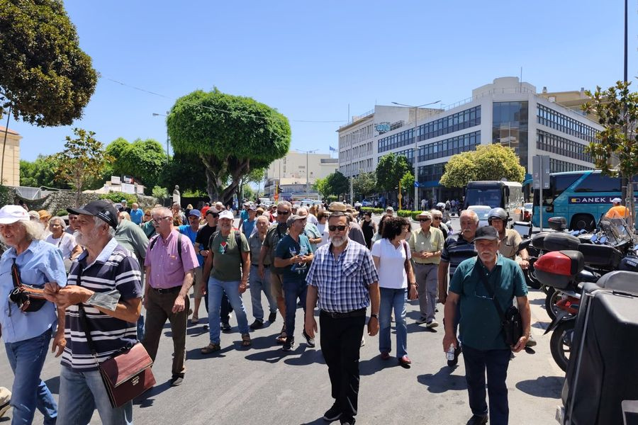 Οι συνταξιούχοι και πάλι στους δρόμους! Παγκρήτιο συλλαλητήριο στα Χανιά (φωτογραφίες)