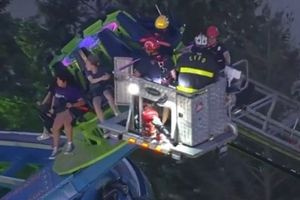 Τρόμος σε λούνα παρκ της Νέας Υόρκης: Παιδιά εγκλωβίστηκαν σε παιχνίδι 7,5 μέτρα πάνω από το έδαφος