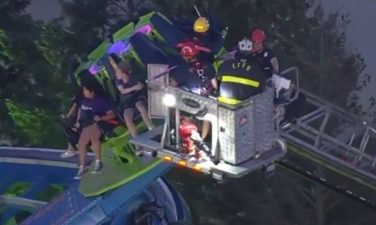 Τρόμος σε λούνα παρκ της Νέας Υόρκης: Παιδιά εγκλωβίστηκαν σε παιχνίδι 7,5 μέτρα πάνω από το έδαφος