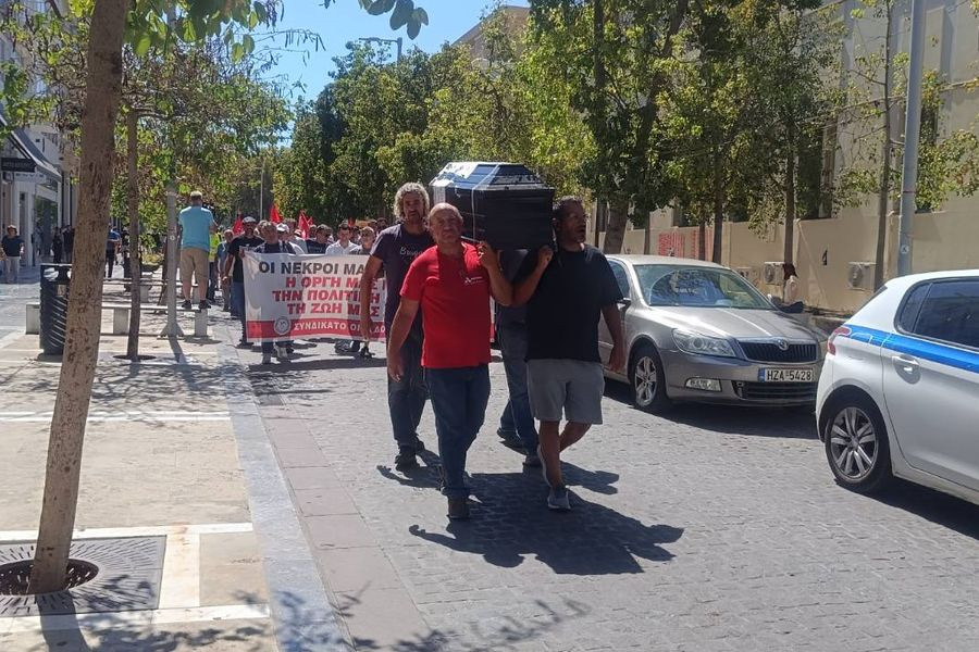 Περιφέροντας ένα φέρετρο στους κεντρικούς δρόμους του Ηρακλείου διεκδικούν τα εργασιακά τους δικαιώματα