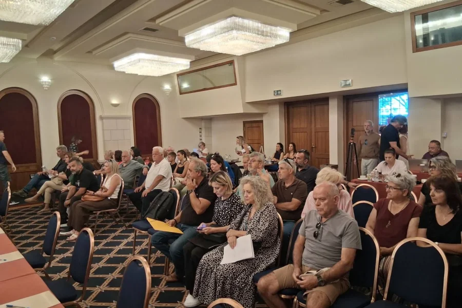 Ξεσηκωμός για τη δομή στους Αθανάτους: Τι αναφέρει το ψήφισμα της Περιφέρειας για την προσωρινή δομή μεταναστών