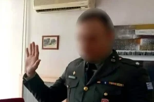 Σάλος με εικόνα στρατιωτικού να ορκίζεται στο Δωδεκάθεο – «Όσα λέγονται είναι λανθασμένα, δεν ορκίστηκα στον Δία» λέει ο ίδιος