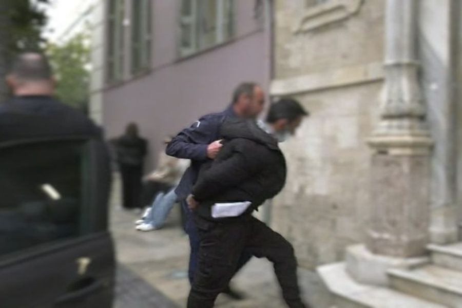 Δίκη για τον μικρό Άγγελου: “Άκουσα ένα ντουκ, ήταν ατύχημα…” – Στη μάνα τα ρίχνει ο σύντροφος για τον θάνατο του 3χρονου από χτυπήματα στο κεφάλι και το σώμα