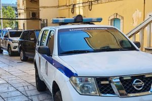 (ΦΩΤΟ – ΒΙΝΤΕΟ) Στα δικαστήρια των Χανίων οδηγήθηκε ο καθ’ ομολογία δολοφόνος της Σταυρούλας Λεβεντάκη