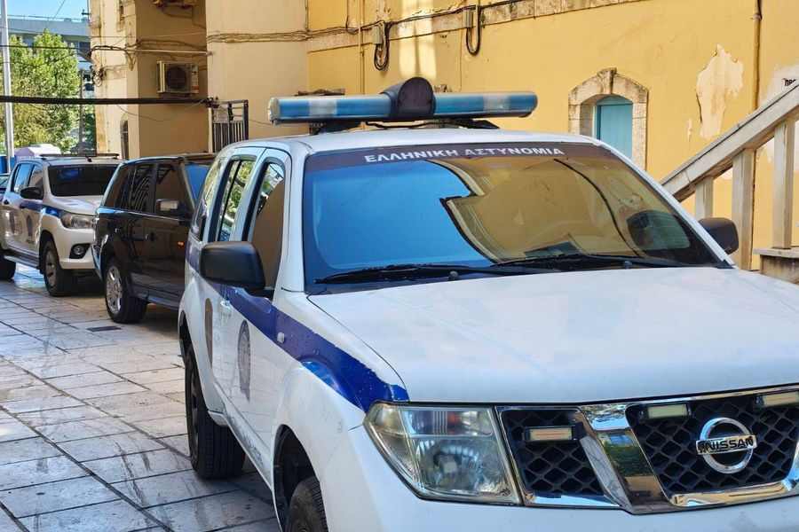 (ΦΩΤΟ – ΒΙΝΤΕΟ) Στα δικαστήρια των Χανίων οδηγήθηκε ο καθ’ ομολογία δολοφόνος της Σταυρούλας Λεβεντάκη