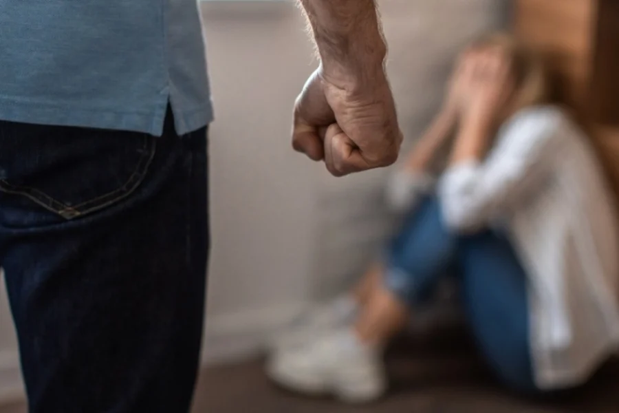 Συνελήφθη 32χρονος στον Ωρωπό που κακοποιούσε τη σύζυγό του και δημοσίευε τα βίντεο στο διαδίκτυο
