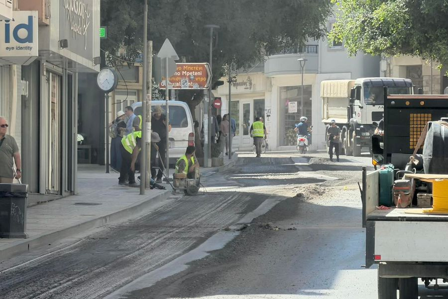 (ΦΩΤΟ) Σε εξέλιξη οι εργασίες ασφαλτόστρωσης στο κέντρο του Ηρακλείου