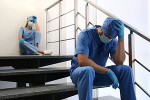 Η Υγεία στα “καλύτερά” της: Μια ώρα εφημερία πληρώνεται… λιγότερο από έναν καφέ – “Προτείνω στους ειδικευόμενους να αφήσουν την Ιατρική και να γίνουν Μητροπολίτες”