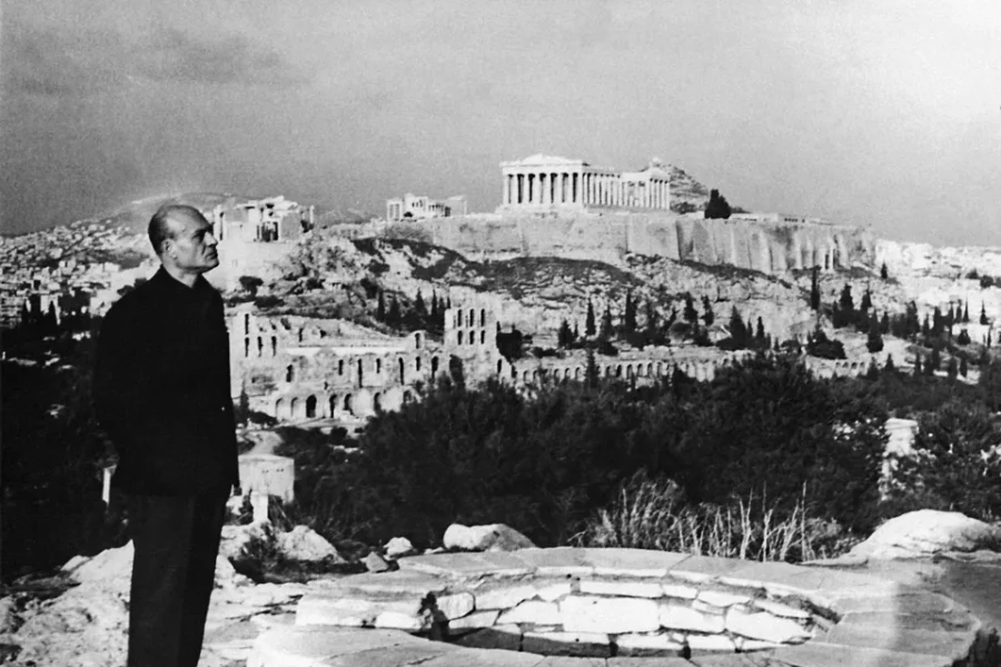«Σαν να κοιτάς αιγαιοπελαγίτικο τοίχο το καταμεσήμερο. Θαμπώνεσαι»