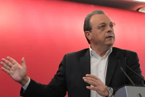 Φάμελλος: Αυστηρό μήνυμα εσωκομματικής πειθαρχίας και σεβασμού των αποφάσεων