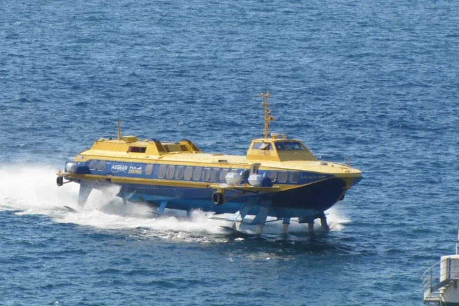 Βλάβη σε Flying Dolphin με 79 επιβάτες στην Αίγινα, απαγορεύτηκε ο απόπλους του