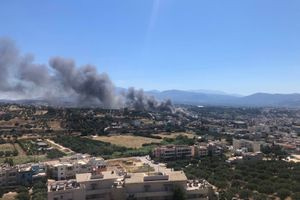 Συναγερμός στο Ηράκλειο: Πυρκαγιά σε εργοστάσιο με εύφλεκτα υλικά, επεκτάθηκε σε σπίτια – Ήχησε το 112, επιχειρεί ελικόπτερο για την κατάσβεση – Δείτε βίντεο (pics, vid)
