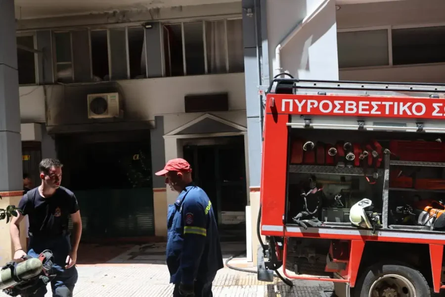Φωτιά σε ξενοδοχείο στην Ομόνοια: Διασωληνωμένος ο πολυεγκαυματίας μετά την έκρηξη του ηλεκτρικού πατινιού