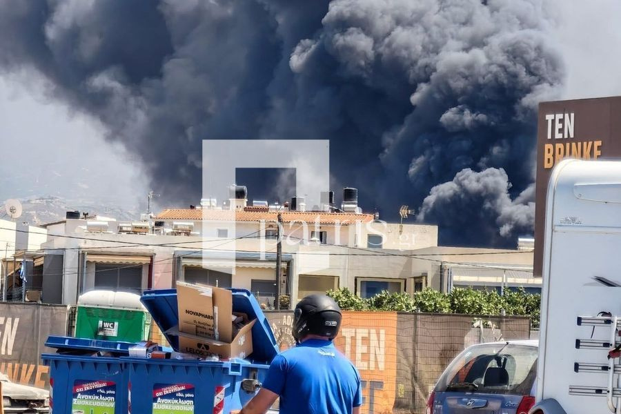 Φωτιά στο Ηράκλειο: Έκκληση στους κατοίκους να κλείσουν πόρτες και παράθυρα – Ανακοίνωση και στο ΠαΓΝΗ
