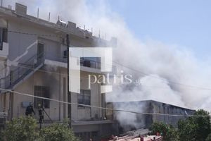 Σε ύφεση η φωτιά στο Ηράκλειο – Καταστράφηκαν δύο επιχειρήσεις, τραυματισμοί και ζημιές σε σπίτια