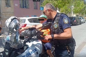 Η πιο γλυκιά «παράβαση» από μικρό τουρίστα: Πήρε το νόμο και την μηχανή της ΕΛ.ΑΣ στα χέρια του και έγινε για λίγο αστυνομικός