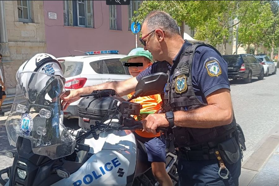 Η πιο γλυκιά «παράβαση» από μικρό τουρίστα: Πήρε το νόμο και την μηχανή της ΕΛ.ΑΣ στα χέρια του και έγινε για λίγο αστυνομικός