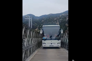 Λεωφορείο περνάει από τη γέφυρα του …τρόμου στα Σφακιά (video)