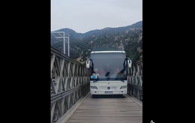 Λεωφορείο περνάει από τη γέφυρα του …τρόμου στα Σφακιά (video)